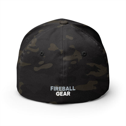 Gorra de béisbol bordada FlexFit de Fireball Gear - Flame &amp; Gear - Gris y blanca