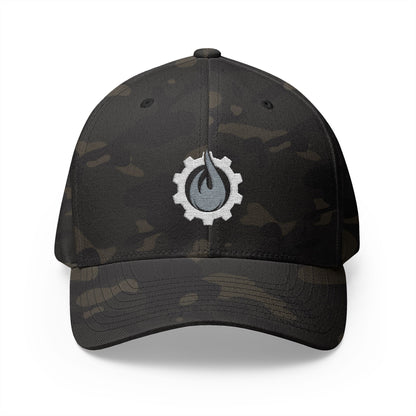 Gorra de béisbol bordada FlexFit de Fireball Gear - Flame &amp; Gear - Gris y blanca
